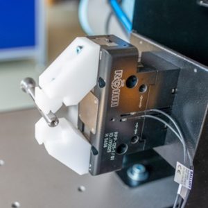 1574262404_1g Pinza de manipulación de dos garras de Röhm: gran fuerza de amarre y peso ligero